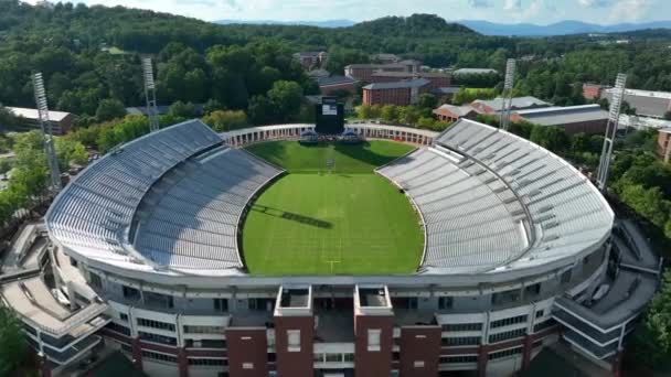 Uva的足球场 弗吉尼亚大学校园和宿舍 在记分板上方的空中视图 — 图库视频影像
