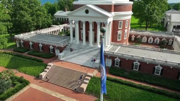 弗吉尼亚大学维吉尼亚旗罗通达分校 由托马斯杰斐逊总统设计 夏洛特维尔 夏日的空中 — 图库视频影像