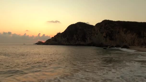 Drámai Naplemente Sziklás Hegység Felett Ahol Emberek Lazítanak Maruata Beachen — Stock videók