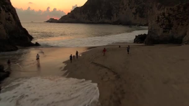 メキシコのミシガン州で日没の間にプラヤ マラタの熱帯のビーチを飛び越えるドローン 空中ショット — ストック動画