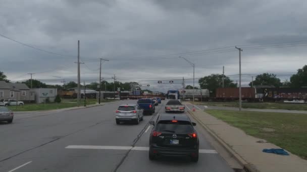 Pov Lastbil Står Fortfarande Framför Trafikljuset Indiana Usa — Stockvideo