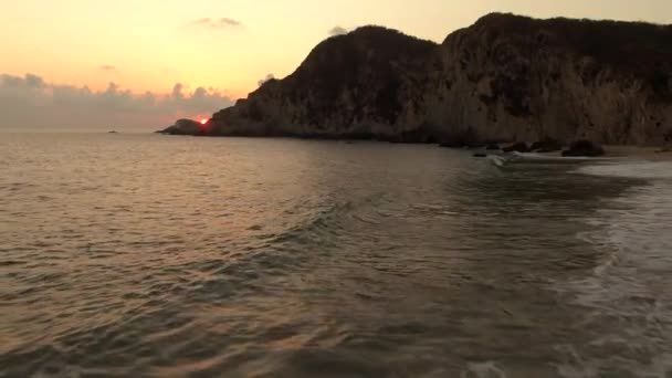 Rustige Zonsondergang Landschap Maruata Beach Met Toeristen Aan Kust Michoacan — Stockvideo