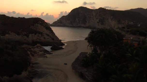 Turisti Sandy Seashore Maruata Beach Durante Tramonto Michoacan Messico Aereo — Video Stock