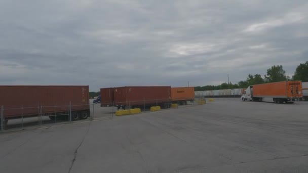 Lastbil Anländer Till Lastbilsstationen Hammond Usa Indiana — Stockvideo