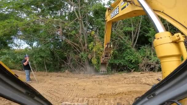 Pov Při Provozu Hydraulické Rypadlo Používat Kbelík Jemně Odstranit Stromy — Stock video