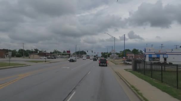 在印第安纳州哈蒙德市的一辆黑色皮卡前面开车和停车 — 图库视频影像