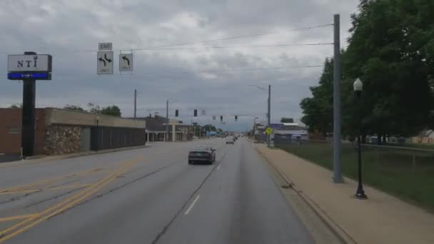 Pov 트럭을 도로를 달리는 인디애나 해먼드 신호등을 가로지르고 — 비디오