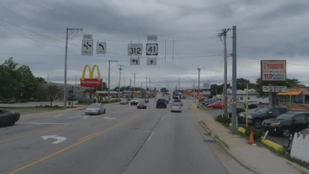 米国ハモンドのMac Donaldsの隣の道路でトラックをゆっくり運転する — ストック動画