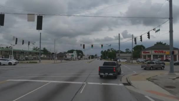 トラックのPovショット アメリカ インディアナ州の緑の光でまっすぐ運転 — ストック動画