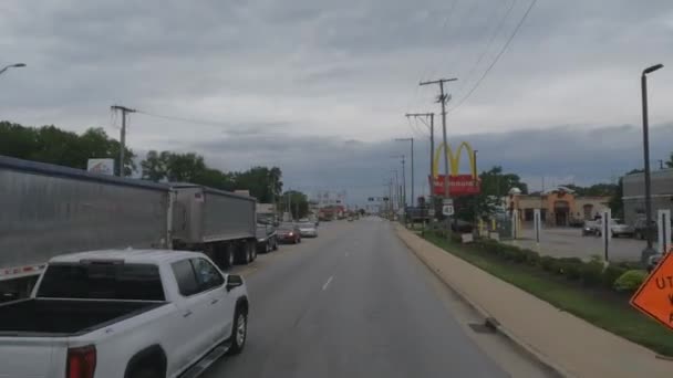 Camión Conduciendo Través Luz Verde Junto Mac Donalds Usa Indiana — Vídeos de Stock