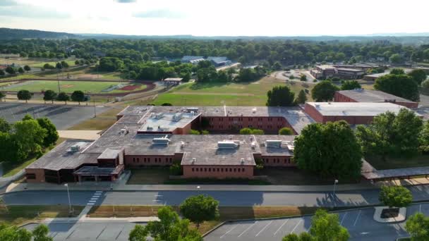 Amerikansk Offentlig Gymnasiebyggnad Flyg Solnedgången Yttre Röd Tegelstruktur — Stockvideo