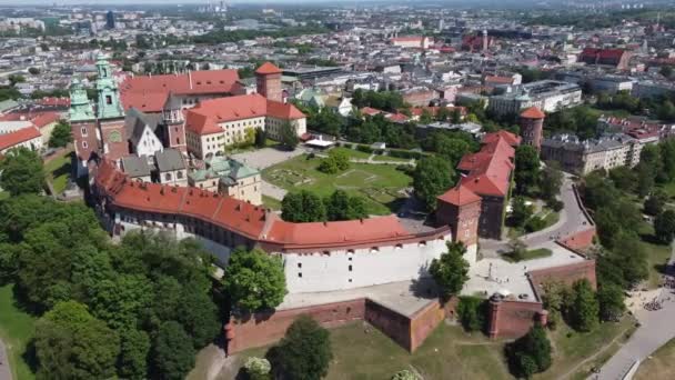 Flyover Wawel Royal Castle Cathedral Vistula Wisa River Cracovia Polonia — Vídeo de stock