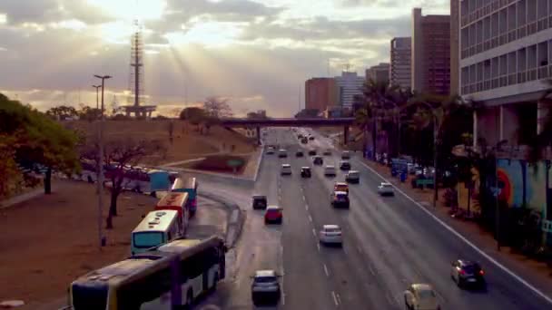 Caducidad Del Tráfico Autopista Ciudad Atardecer Con Nubes Rayos Sol — Vídeos de Stock