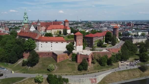 Flyover Wawel Royal Castle Cathedral Vistula Wisa River Cracovia Polonia — Vídeo de stock