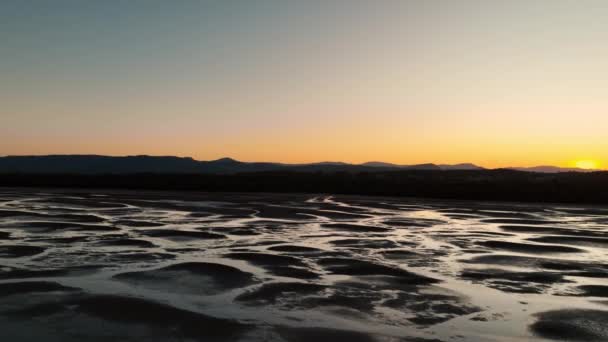 Atemberaubender Flug Bei Sonnenuntergang Über Den Sandigen Pools Und Kanälen — Stockvideo