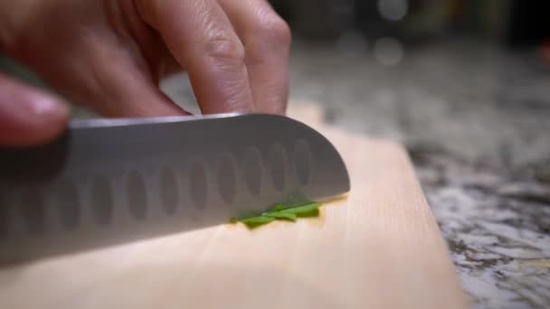 Pečlivé Stříhání Listů Bazalky Dutým Ostřím Santoku Nožem Detailní Záběr — Stock video