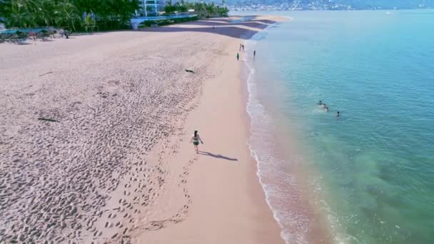 Dron Zdjęcia Kobiety Spacerującej Plaży Strefie Hotelowej Puerto Vallarta Meksyk — Wideo stockowe