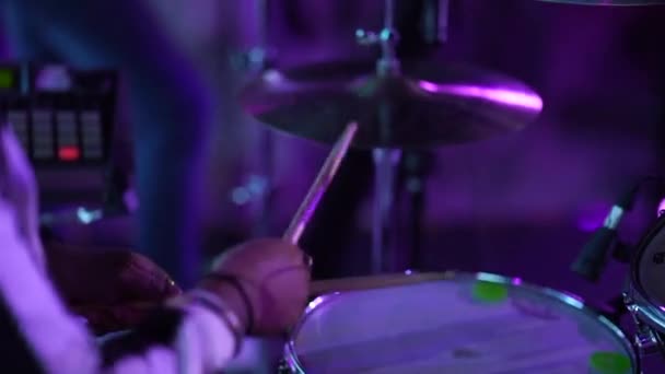 Ein Mann Schlagzeug Mit Der Besten Musik — Stockvideo