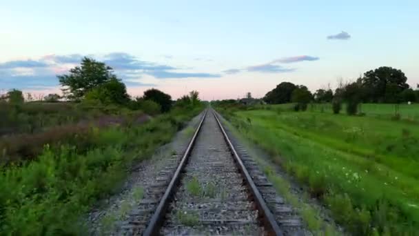 Pov Podróżuje Ujęciu Toru Kolejowego Nad Urokliwą Scenerią — Wideo stockowe