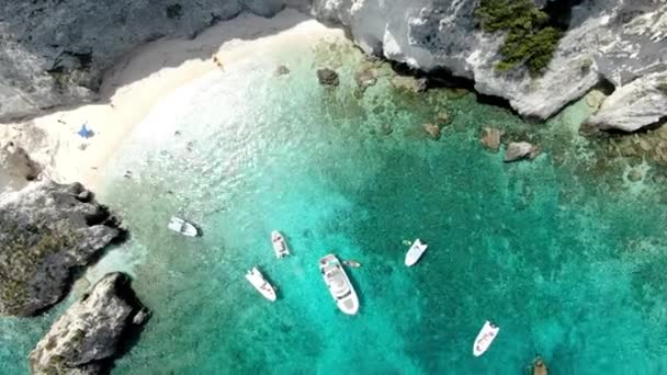 イタリアのトレミティ島の上空を無人機が飛行し ヨットや島の紺碧の海を巡航する他の船舶にズームして 人々が近くを泳ぐ — ストック動画