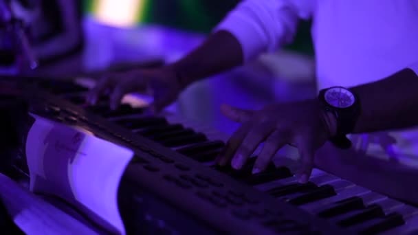 Homem Tocando Teclado Melhor Música — Vídeo de Stock