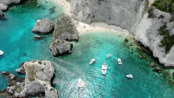 イタリアのトレミティ島には白い砂浜と豪華なアドリア海の澄んだ水があります — ストック動画