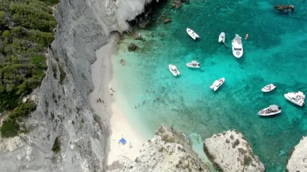 白い砂浜とアドリア海の美しく澄んだ水を持つトレミティ島の丘の中腹に沿って木があります — ストック動画