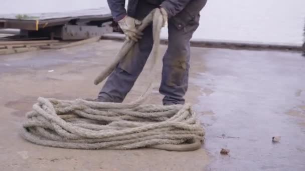 Homme Port Remontant Une Corde Nautique Pour Ramasser Aller — Video