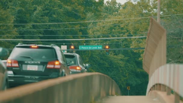 Mobil Melintas Atas Jembatan Aktif Selama Jam Sibuk — Stok Video