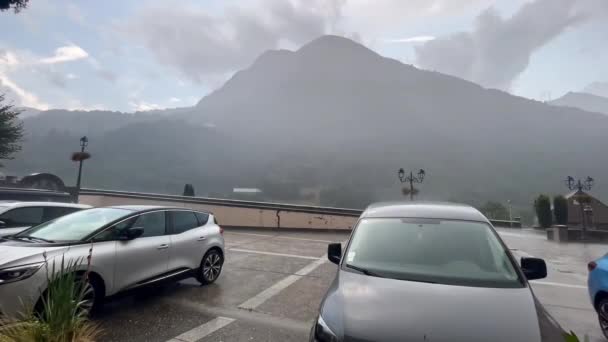 Starkregen Und Hagel Trafen Tagsüber Ein Auto Der Straße Des — Stockvideo
