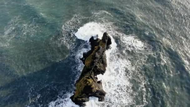 在雷诺斯兰加岩层上空的轨道上 可以看到空中射击 鸟类和大海撞击岩石 冰岛的地点 — 图库视频影像