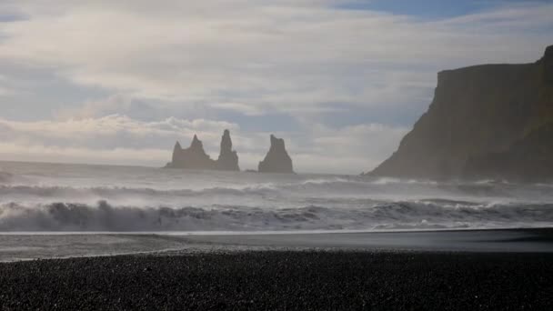 Fantastyczne Ujęcie Nad Czarną Piaszczystą Plażą Vik Islandii Pokazujące Załamujące — Wideo stockowe