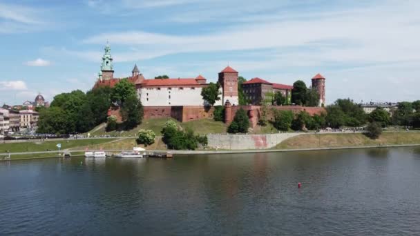 维斯瓦河畔瓦维尔皇家城堡的天桥 市中心 波兰克拉科夫 波兰文化之都 具有中世纪和文艺复兴时期的建筑 — 图库视频影像