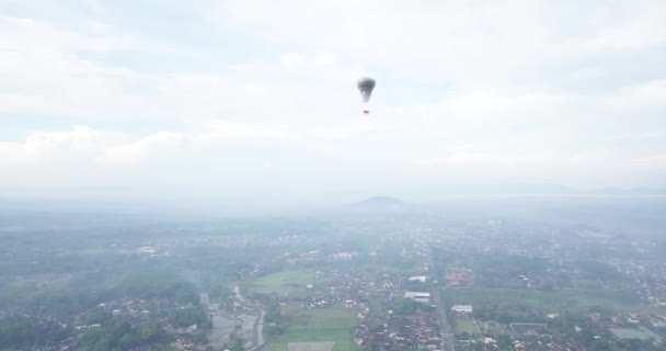 Balón Tradicional Indonesio Ondeando Cielo Con Bandera Indonesia Asentamientos Montañas — Vídeo de stock