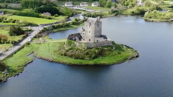 General Aerial Shot Medieval Castle Dunguaire Waters Surround Ireland — Stock Video