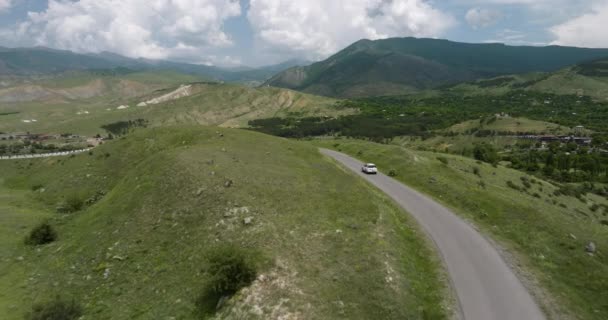 Georgia Yaz Aylarında Panoramik Bir Dağ Manzarası Olan Boş Yoldan — Stok video