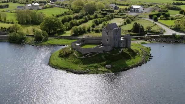 Fantastic Aerial Shot Orbit Medieval Castle Dunguaire Waters Surround Also — Stock Video