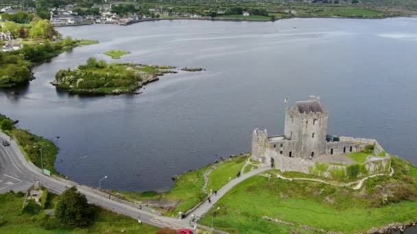 Fantastische Luchtopname Een Baan Boven Het Middeleeuwse Kasteel Van Dunguaire — Stockvideo