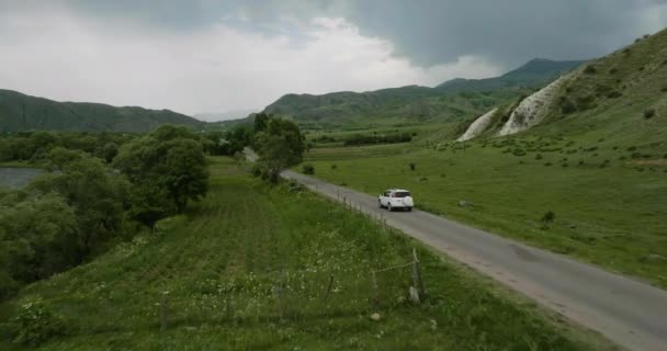 Terepjáró Üres Úton Halad Zöld Füves Terület Mentén Aspindzában Grúziában — Stock videók