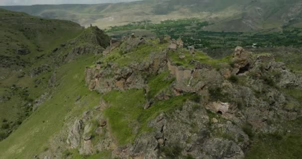 Paisaje Escarpado Las Montañas Fortaleza Tmogvi Georgia Disparo Retroceso Aéreo — Vídeos de Stock