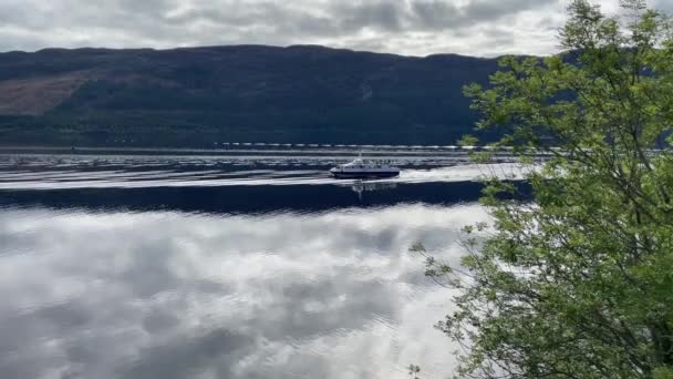 Tracking Shot Van Een Toeristische Boot Verkennen Van Bezienswaardigheden Van — Stockvideo