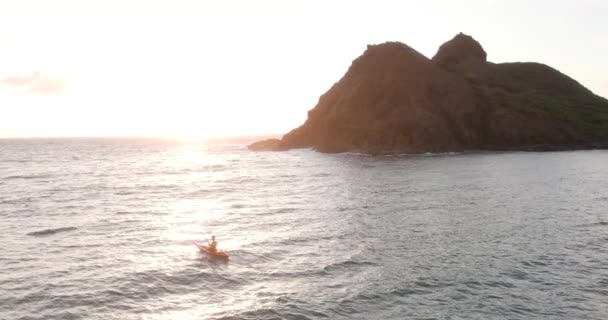 日出时分 夏威夷Na Mokulua岛上的男子皮划艇 — 图库视频影像