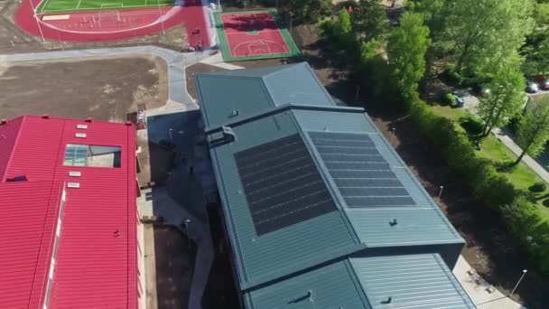 Sonnenkollektoren Auf Dem Dach Einer Schule Für Alternative Saubere Energie — Stockvideo