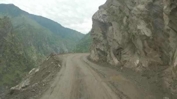 Himalaya Daki Heyelan Sonrası Dik Kayalıklardan Oyulmuş Tehlikeli Hasarlı Toprak — Stok video