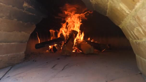 Shot Van Een Groot Warm Vuur Een Zelfgemaakte Pizza Oven — Stockvideo