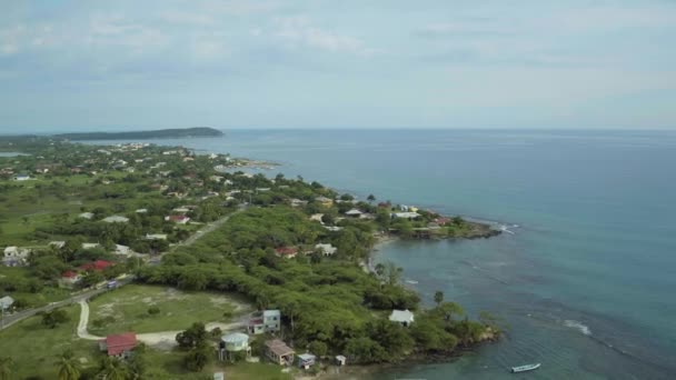 ジャマイカのトレジャービーチの海と海岸線の高い空の景色は かすんで雲と晴れた日に — ストック動画
