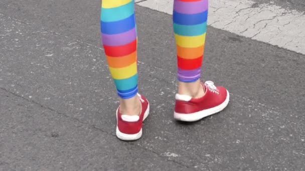 男女同性恋 双性恋 变性者和两性人游行期间 穿着彩虹色的腿和红鞋在街上跳舞的女性腿 — 图库视频影像
