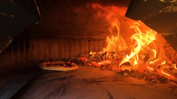 Tiro Uma Pizza Caseira Sendo Cozida Forno Pizza — Vídeo de Stock
