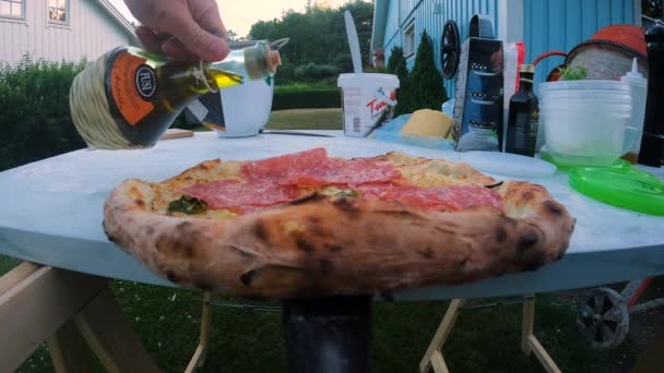 Close Chef Masculino Colocando Azeite Uma Pizza Caseira Fresca — Vídeo de Stock