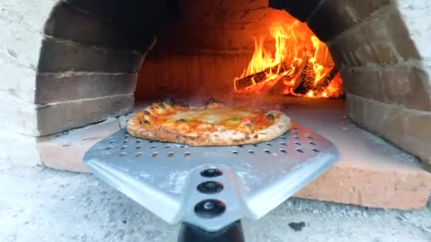 Aufnahme Einer Frisch Gekochten Pizza Auf Einer Pizzaschaufel Hausgemachter Pizzaofen — Stockvideo
